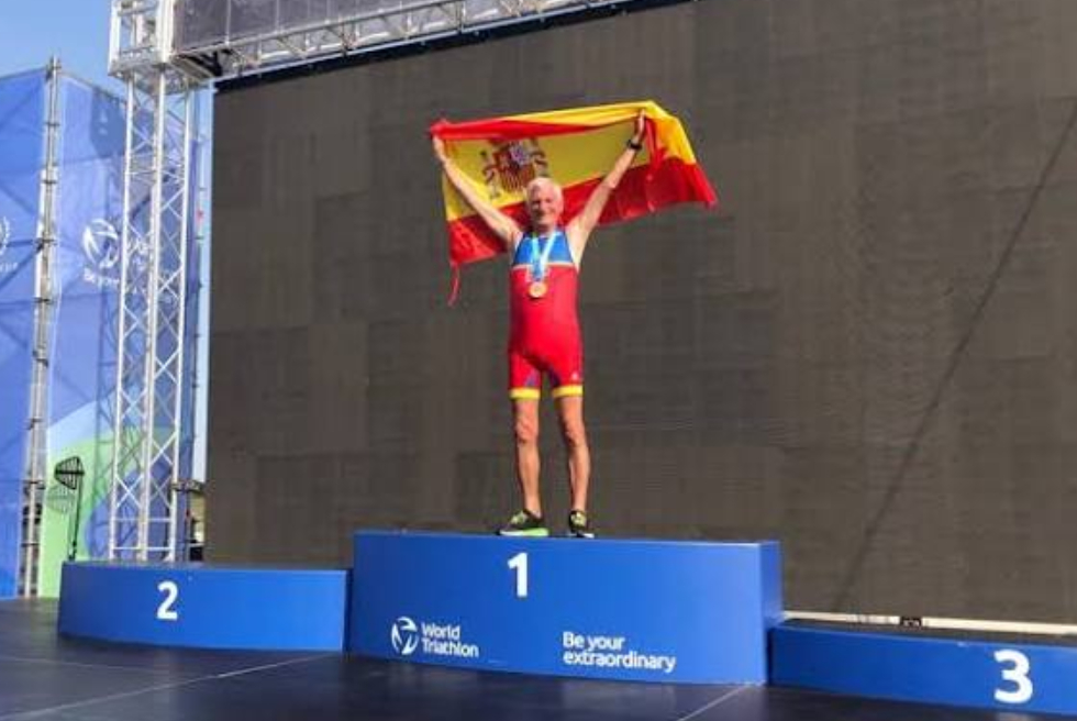 El torrentí Miguel Vidal aconseguix el bronze en l'Europeu d'Aquatló als 83 anys