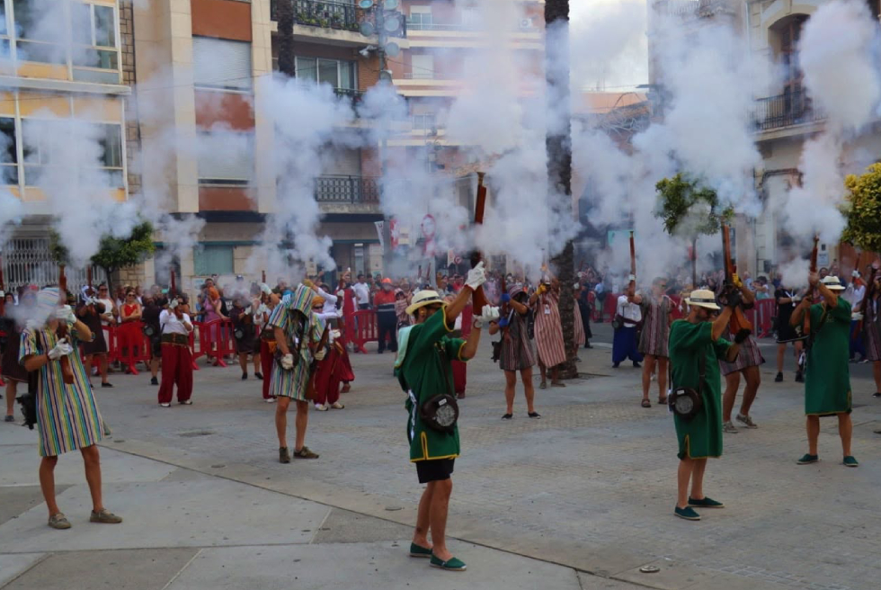 Torrent viu un diumenge de festa amb la Conquesta Mora, el Dia dels Iaios i grans concerts