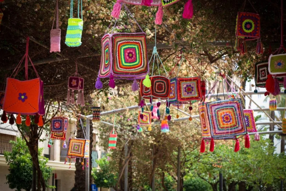 L'art del ganxet ompli de color el carrer Comare Pilar Martí amb una intervenció de Yarn Bombing