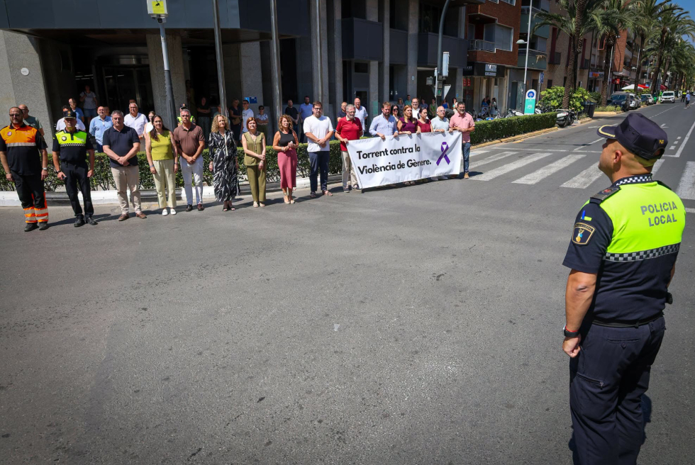 Torrent guarda un minut de silenci per les víctimes del crim masclista d'Alacant