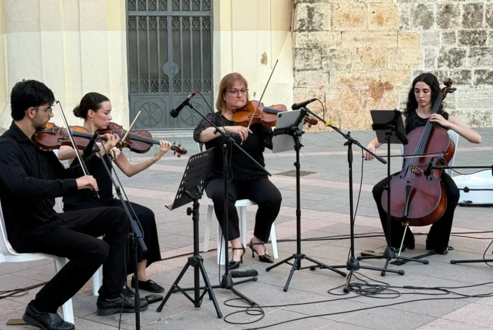 La música ompli la plaça de l’Església amb una nova edició de Música a la Fresca
