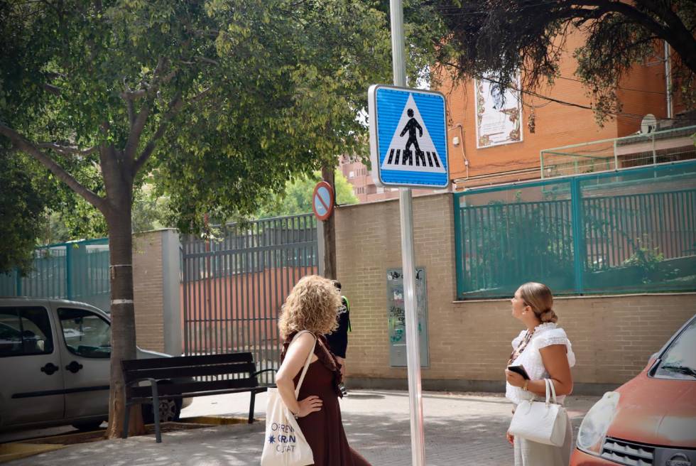 Un nou pas de vianants intel·ligent busca millorar la seguretat al carrer Azorín