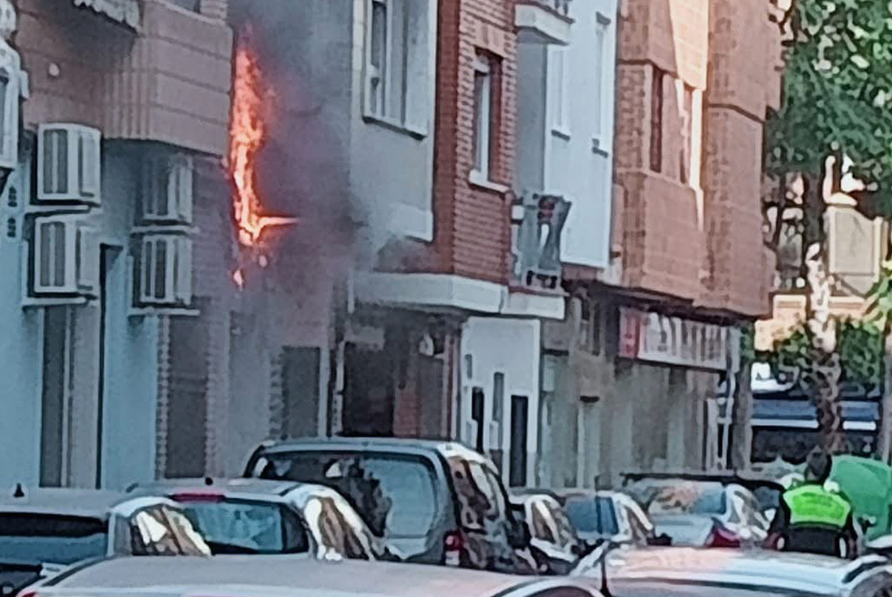 Incendi en el cablejat d’una façana en el carrer Garbí