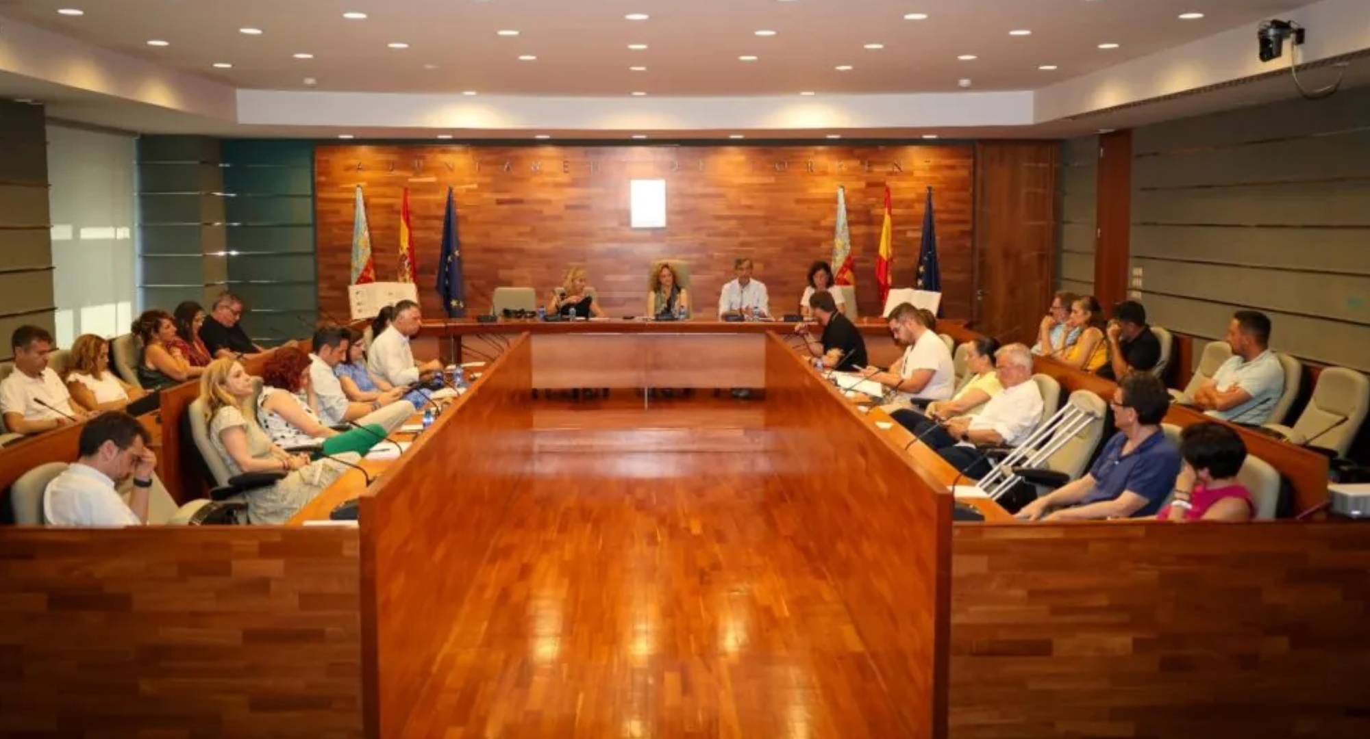 El ple de Torrent torna amb molts fronts oberts