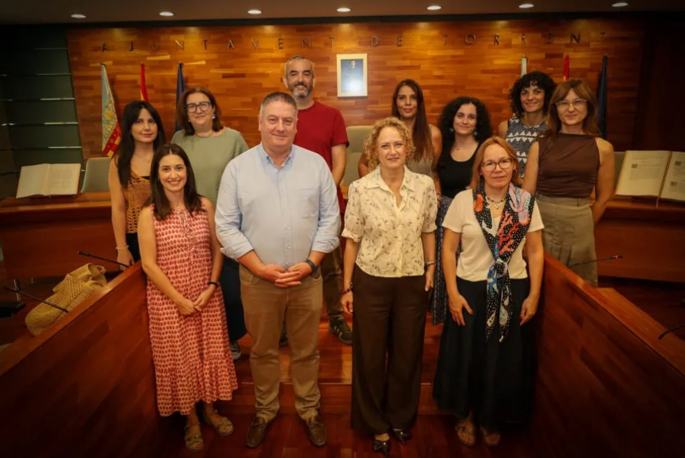 Torrent incorpora deu treballadors socials com a personal funcionari de carrera
