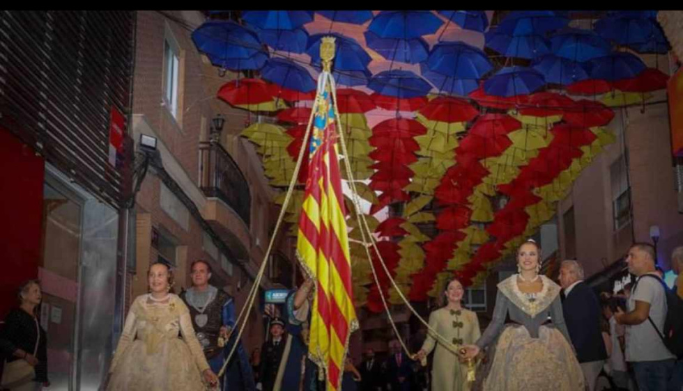 Torrent es vist de gala per a celebrar el Nou d'Octubre