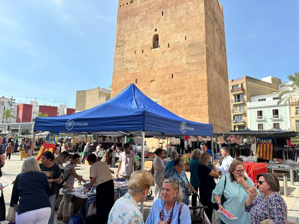 El PP repartix més de 1.500 senyeres i dolços de Sant Donís en el mercat