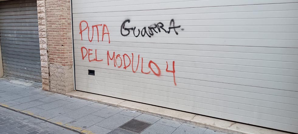 El carrer del Crist es desperta amb grafitis en els baixos