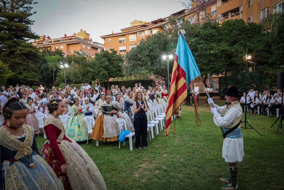 La Falla Sant Patrons rendixen homenatge a la Reial Senyera