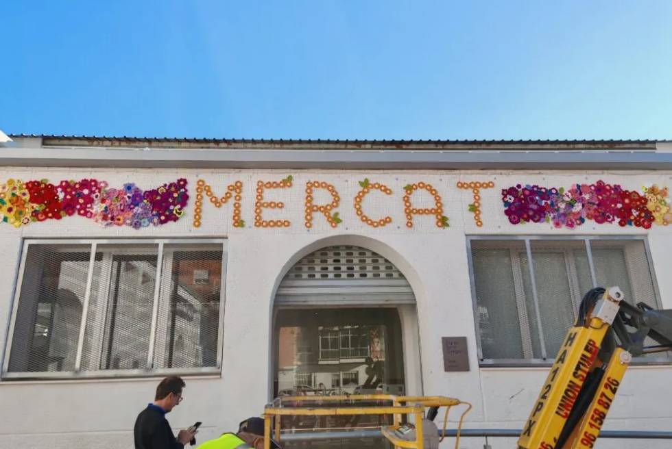 Un mural de flors de ganxet ompli de color la façana del Mercat de Sant Gregori