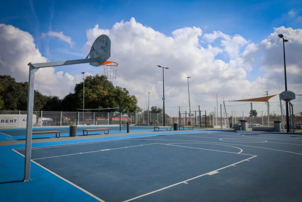 La nova zona esportiva de la carrer Mauros obri a la fi les seues portes