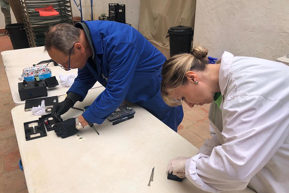 Turisme solidari per a netejar cintes de vídeo de famílies afectades per la DANA