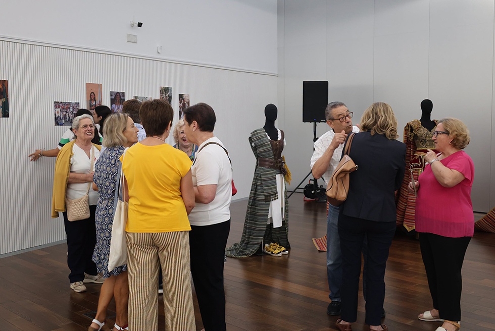 L'Antic Mercat acull una exposició d'indumentària de Moros i Cristians