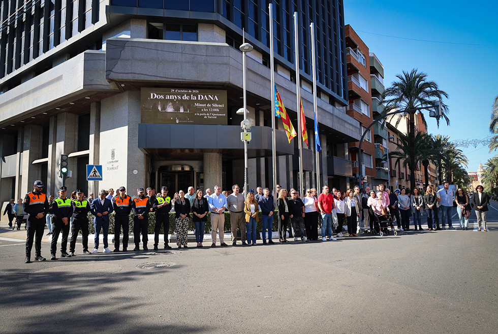 Minut de silenci en memòria de les víctimes de la DANA