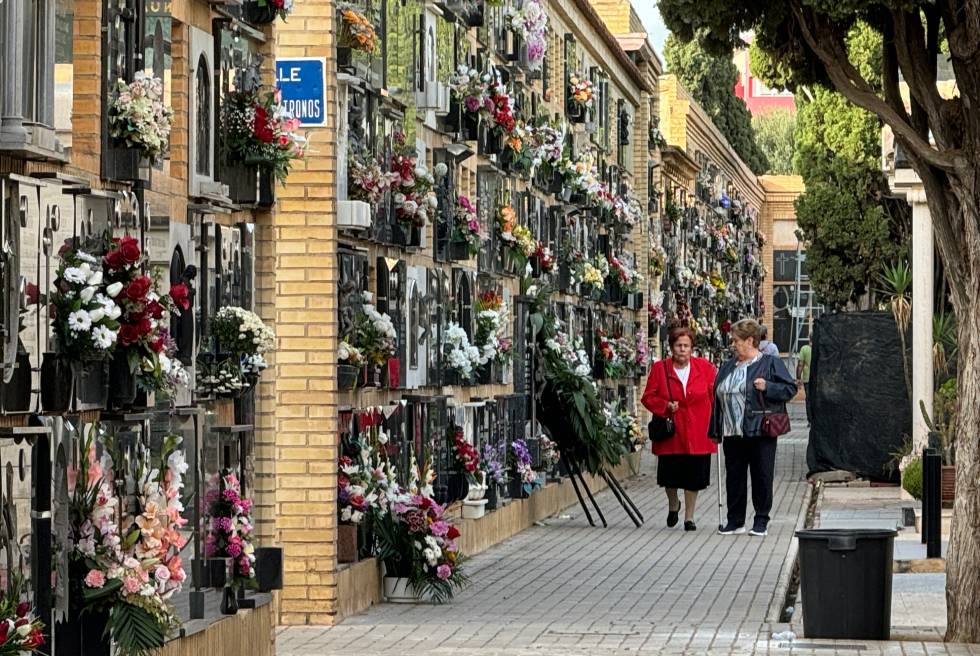 El cementeri de Torrent viu un dia de Tots Sants més solitari per les restriccions