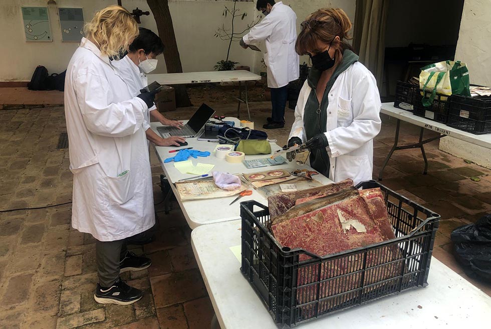 El Museu Comarcal, laboratori per a recuperar fotos afectades per la DANA