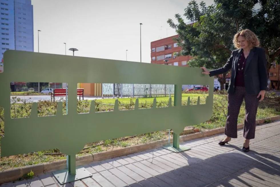 Torrent eternitza la solidaritat dels autobusos de la DANA amb tres escultures a la plaça de la Unió Musical
