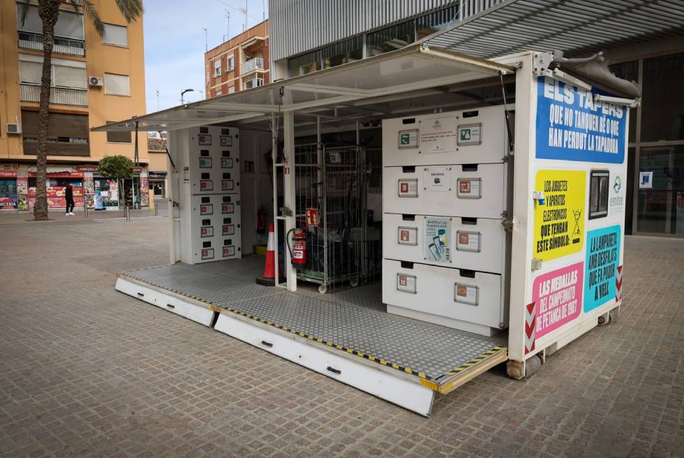 L’Ecomòbil torna a la plaça Major perquè la ciutadania de Torrent puga reciclar residus especials