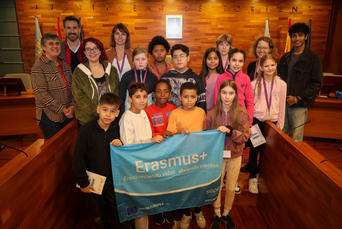 L'Ajuntament rep a alumnes d'un col·legi de Praga