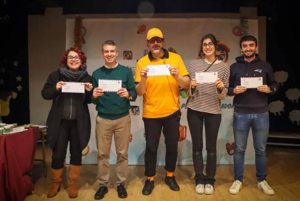 Un contacontes porta el Nadal valencià a les aules de Torrent