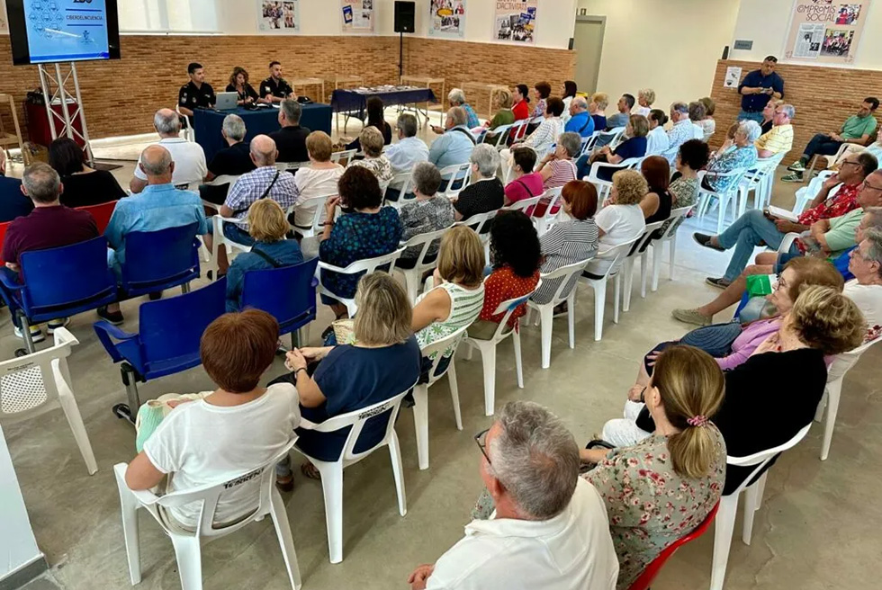 La Policia Nacional organitza una xarrada informativa per a previndre ciberdelictes